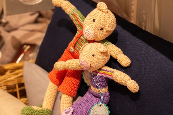 Häkelpüppchen Schweinchen mit Hose – österreichische Handarbeit